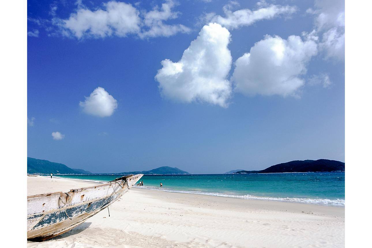 大东海海滩是三亚众多休闲洁白沙滩之一. 相片来源:alamy
