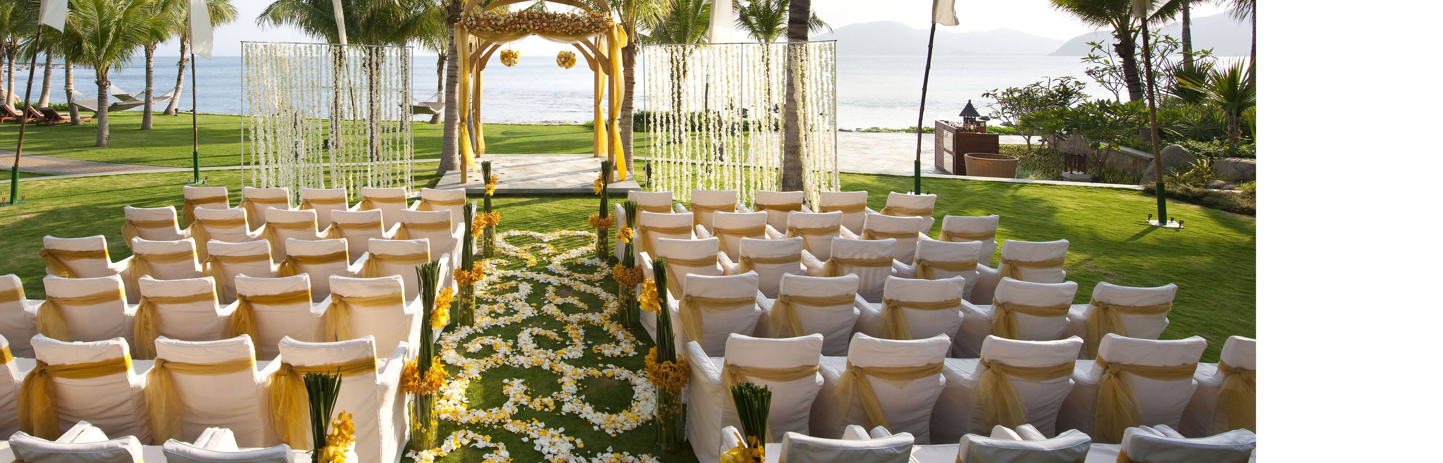 Mandarin Oriental, Sanya is the perfect venue for weddings and events, providing first class service and accommodations.  