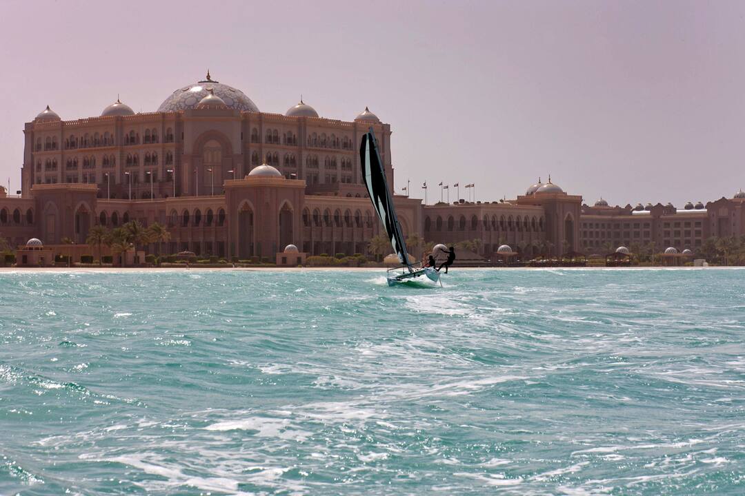 Segeln vor dem Emirates Palace