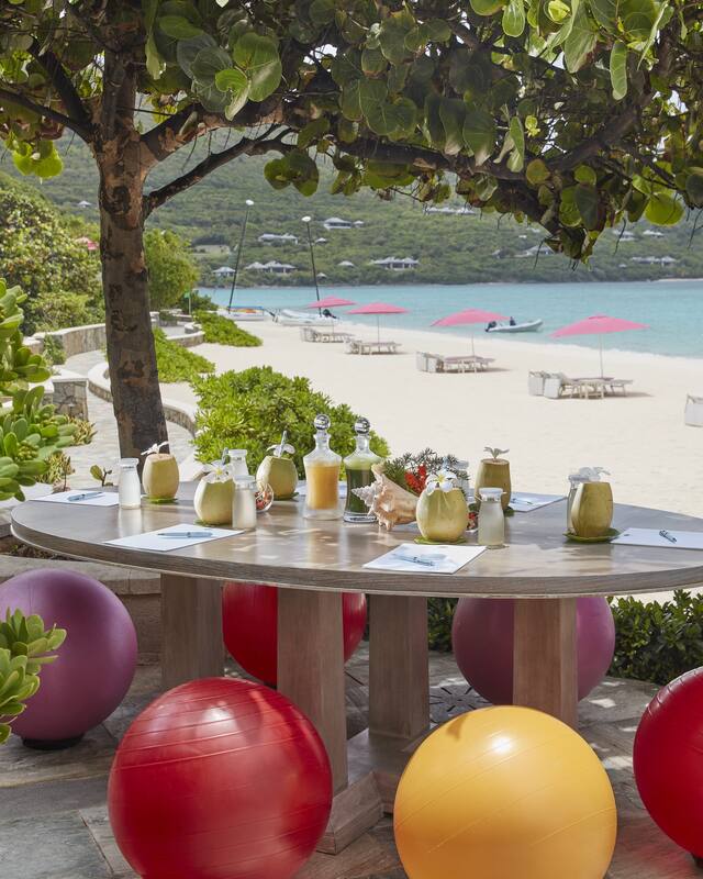 mesa decorada en tonos vivos con vistas a la playa