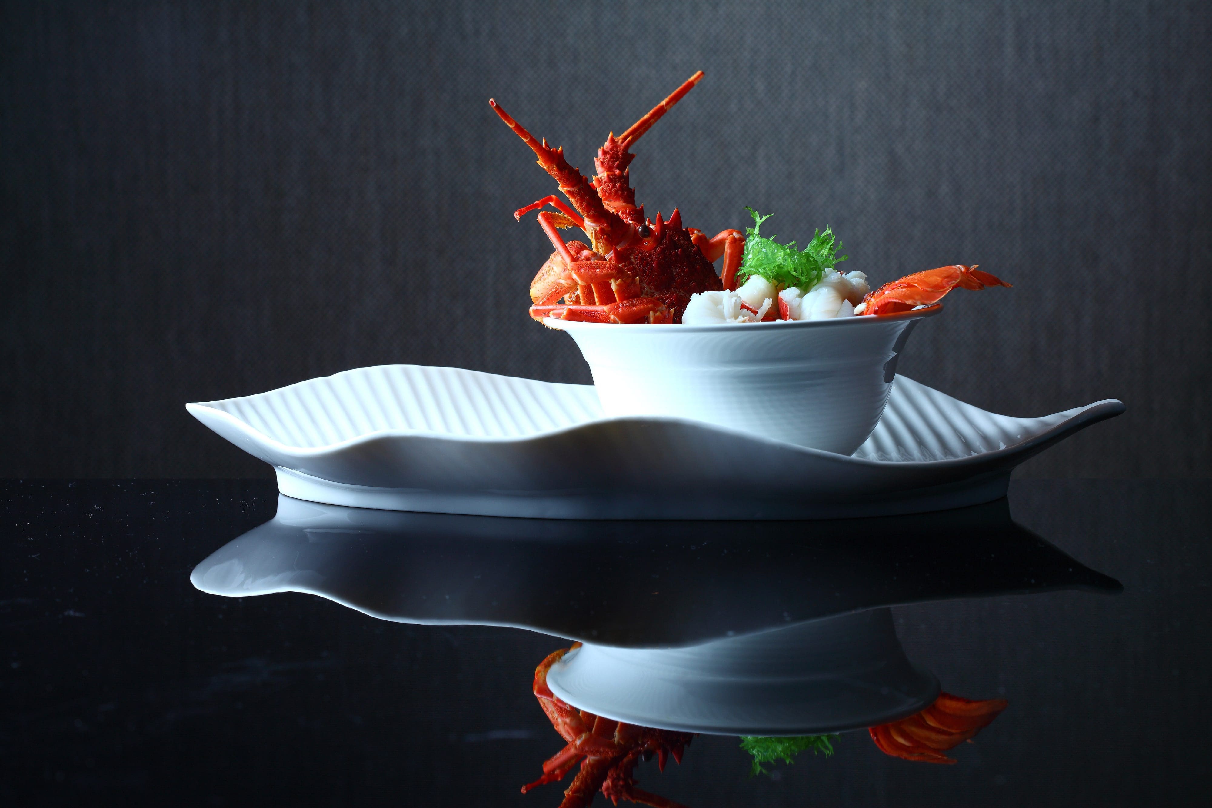 Wok-fried black and white pepper Sri Lanka king crab served in a white bowl