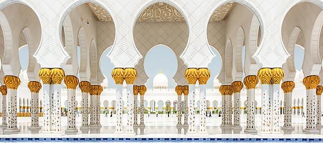 Säulen und Innenhofbecken der Scheich-Zayid-Moschee