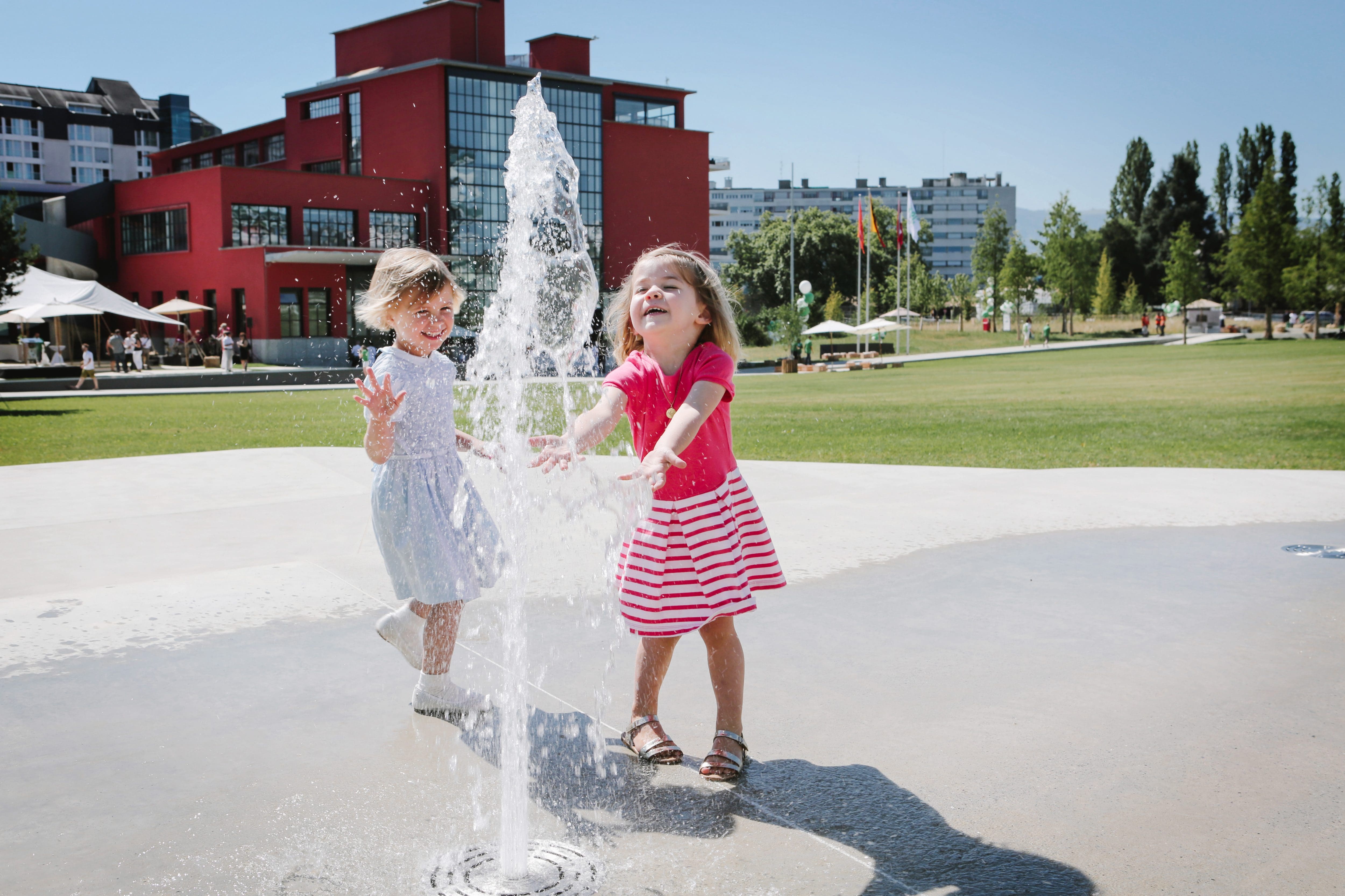 Children playing with a water feature in Geneva