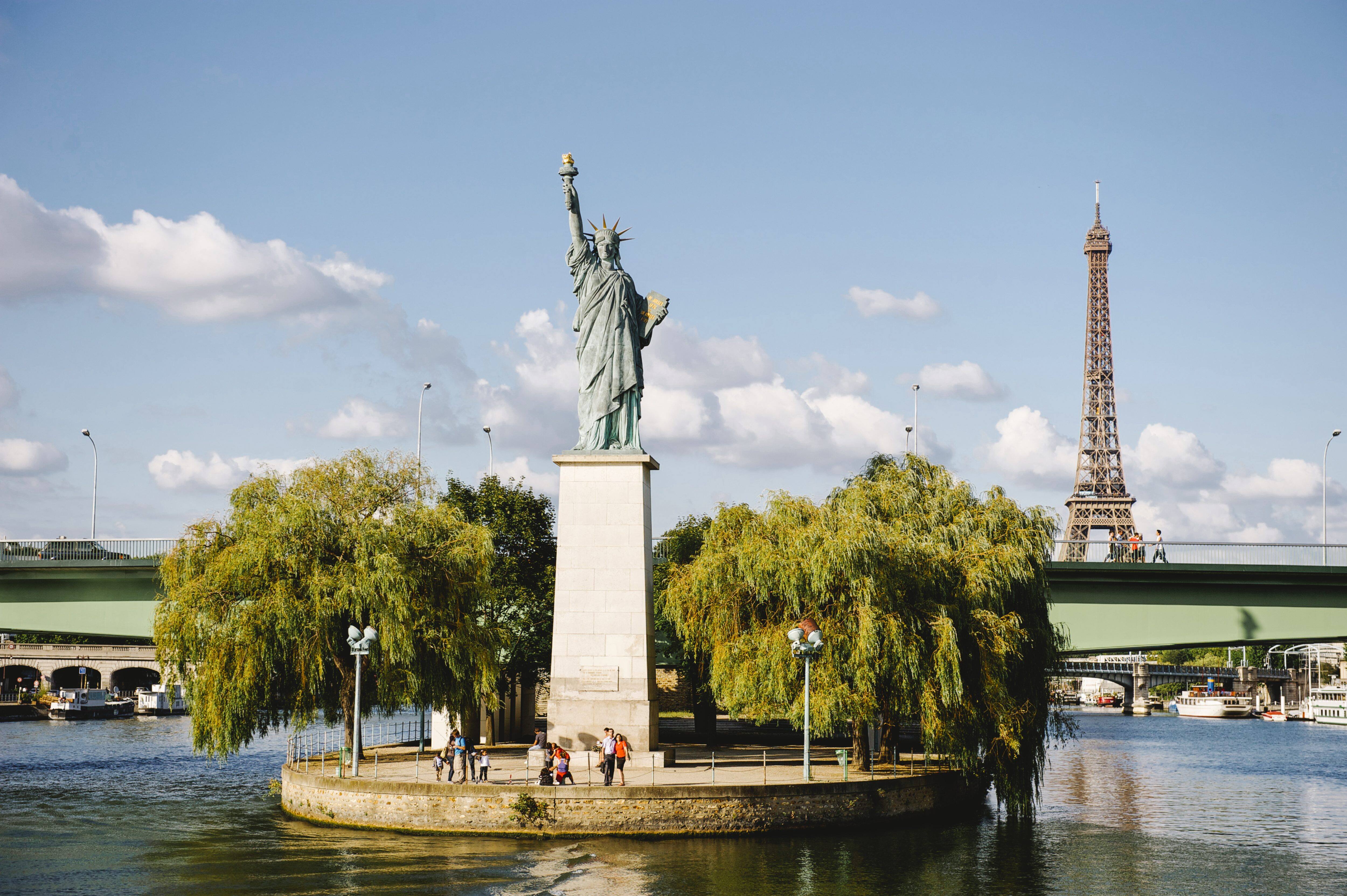 Статуя свободы в париже