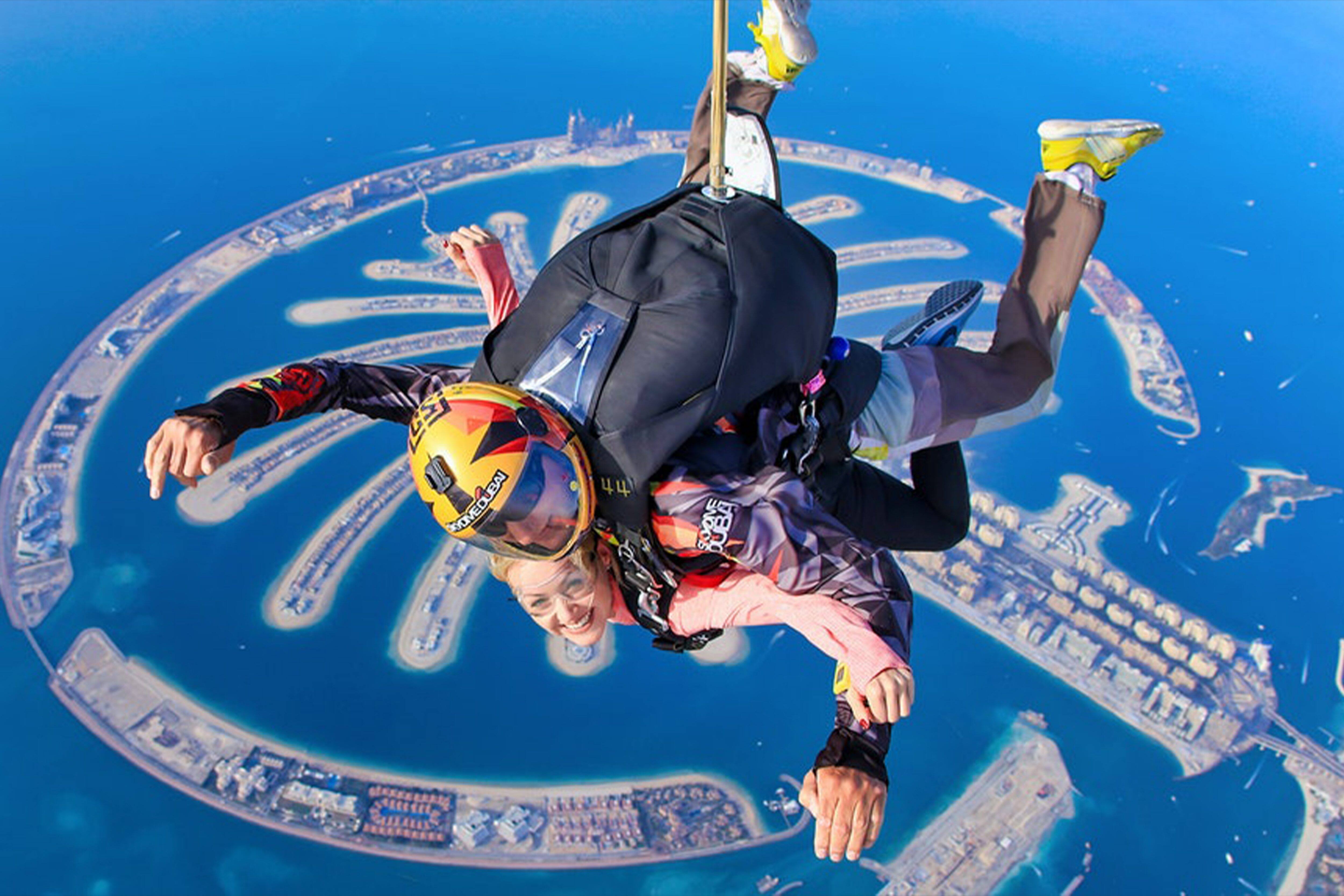 Дубай прыжки. Скайдайв Дубай Skydive Dubai. Прыжок с парашютом в Дубае над пальмой. Прыжок с Бурдж Халифа. Прыжки с парашютом Skydive Dubai.