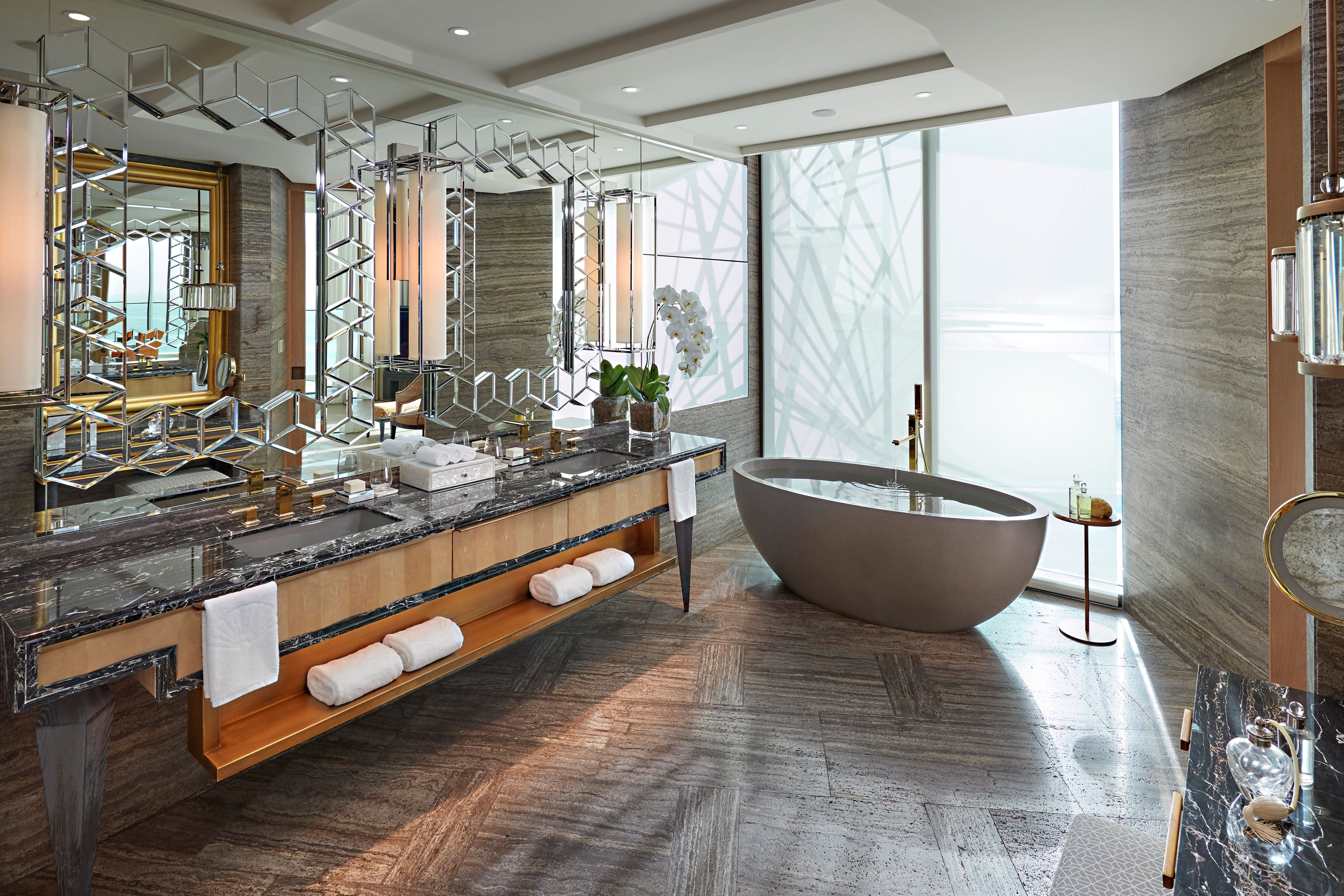 Mandarin Sea Front Suite bathroom