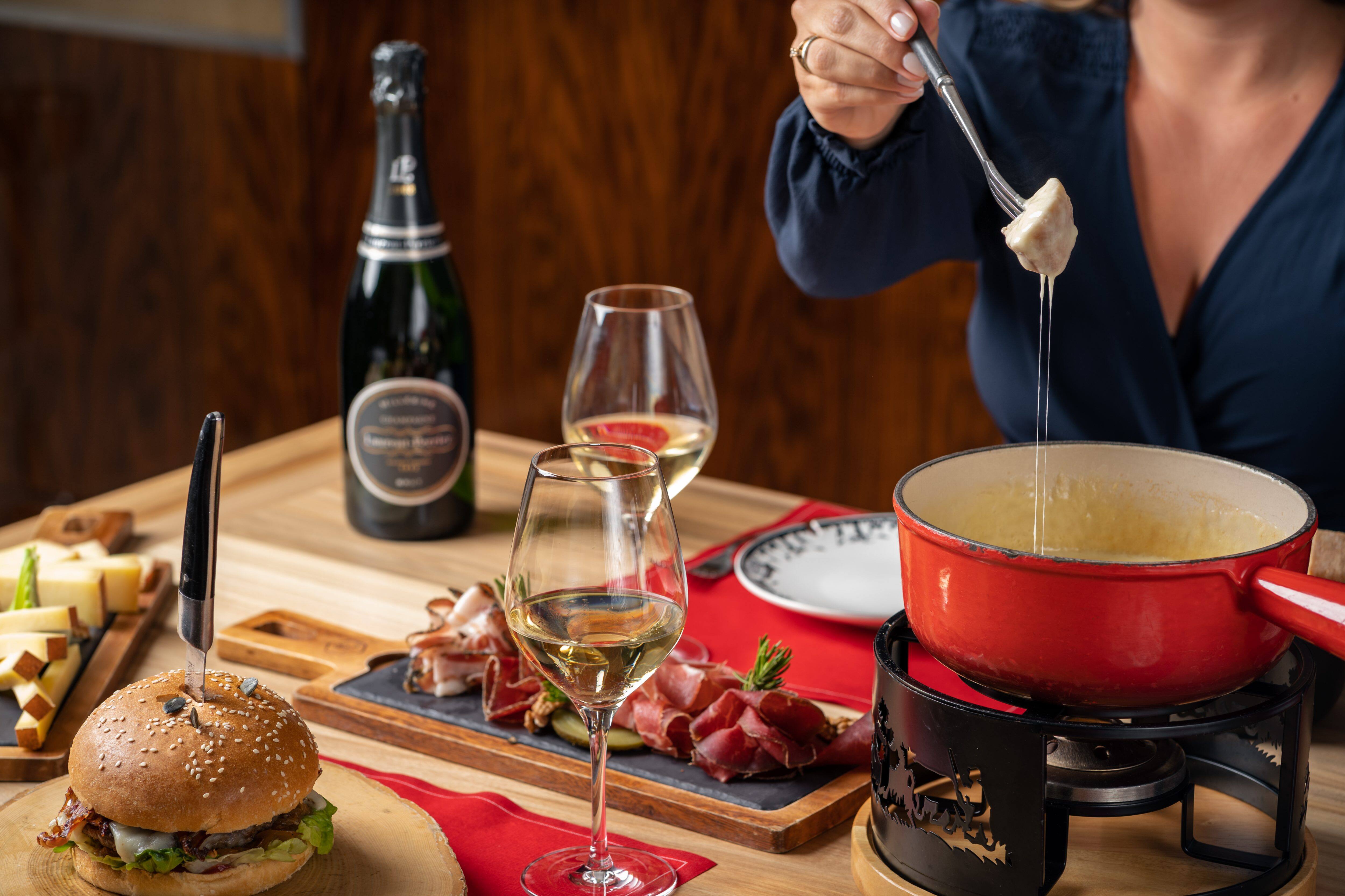 Hora de comer fondue en La Table du Chalet Mandarin Oriental Hotel Group