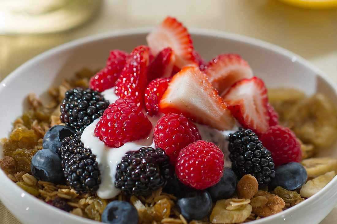 breakfast cereal with berries