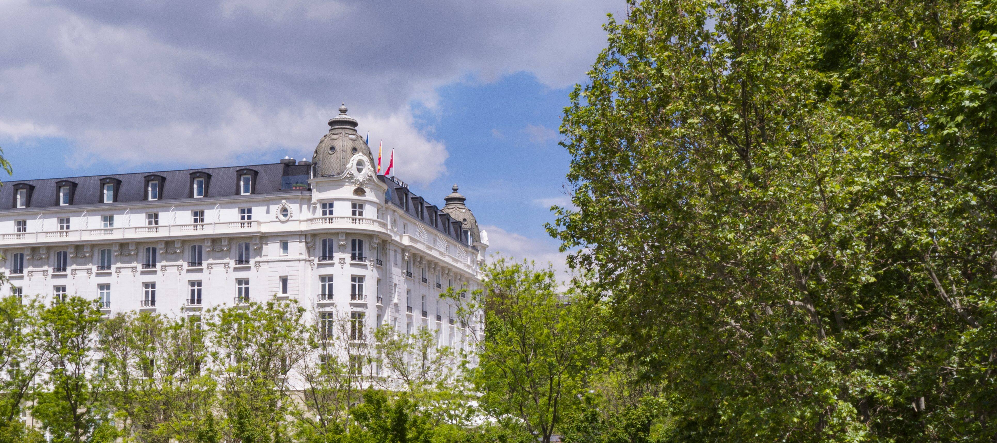 马德里文华东方丽兹酒店 Mandarin Oriental Ritz,Madrid 是位于西班牙马德里一家历史悠久的五星级酒店，地址位于雷蒂罗区，毗邻普拉多博物馆。