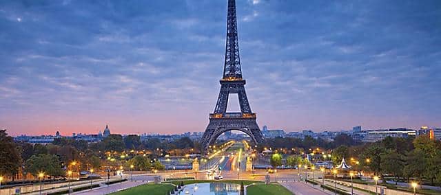 A Torre Eiffel e um céu nublado no crepúsculo
