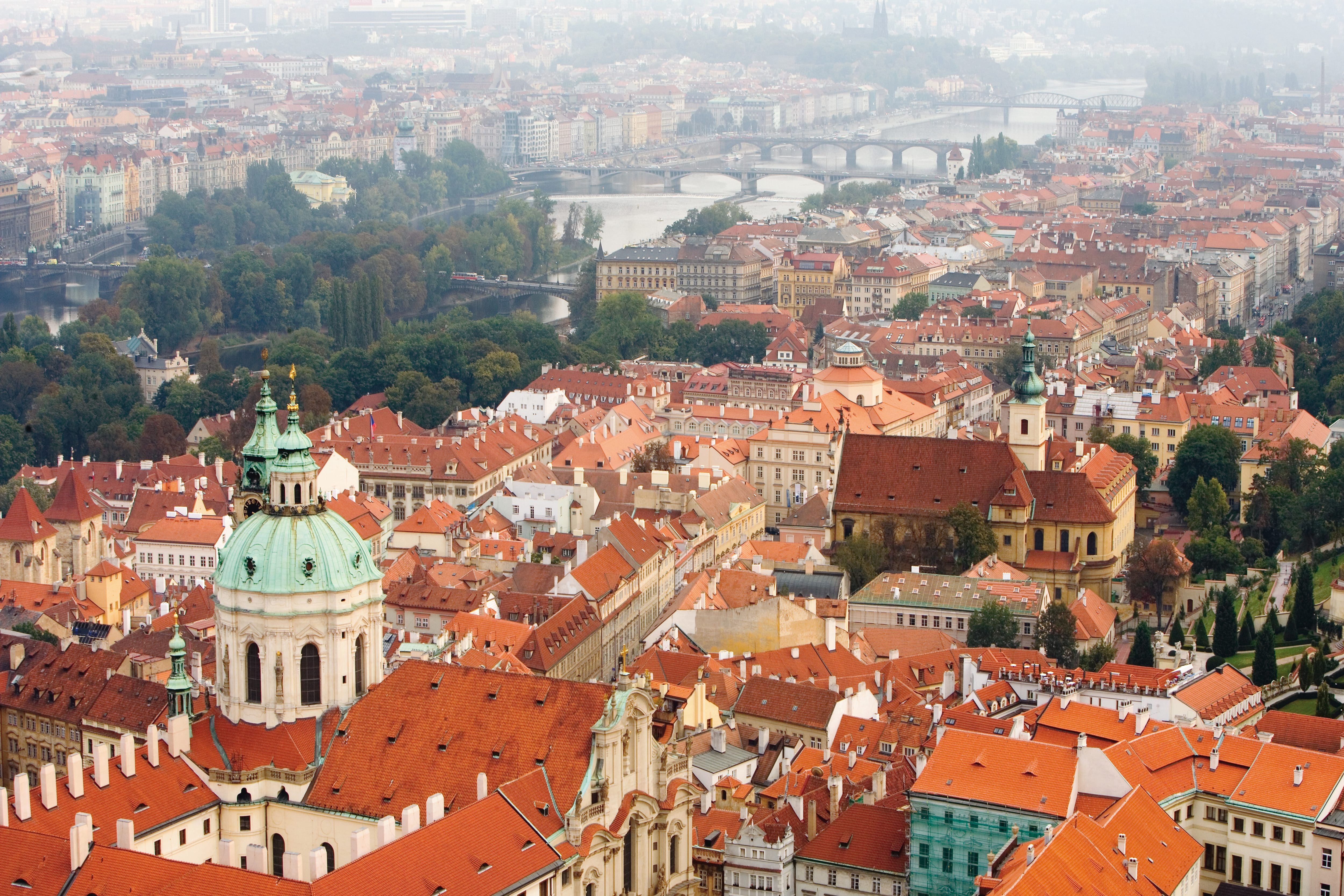 Město Praha s červánky na obloze / s nachovou oblohou.