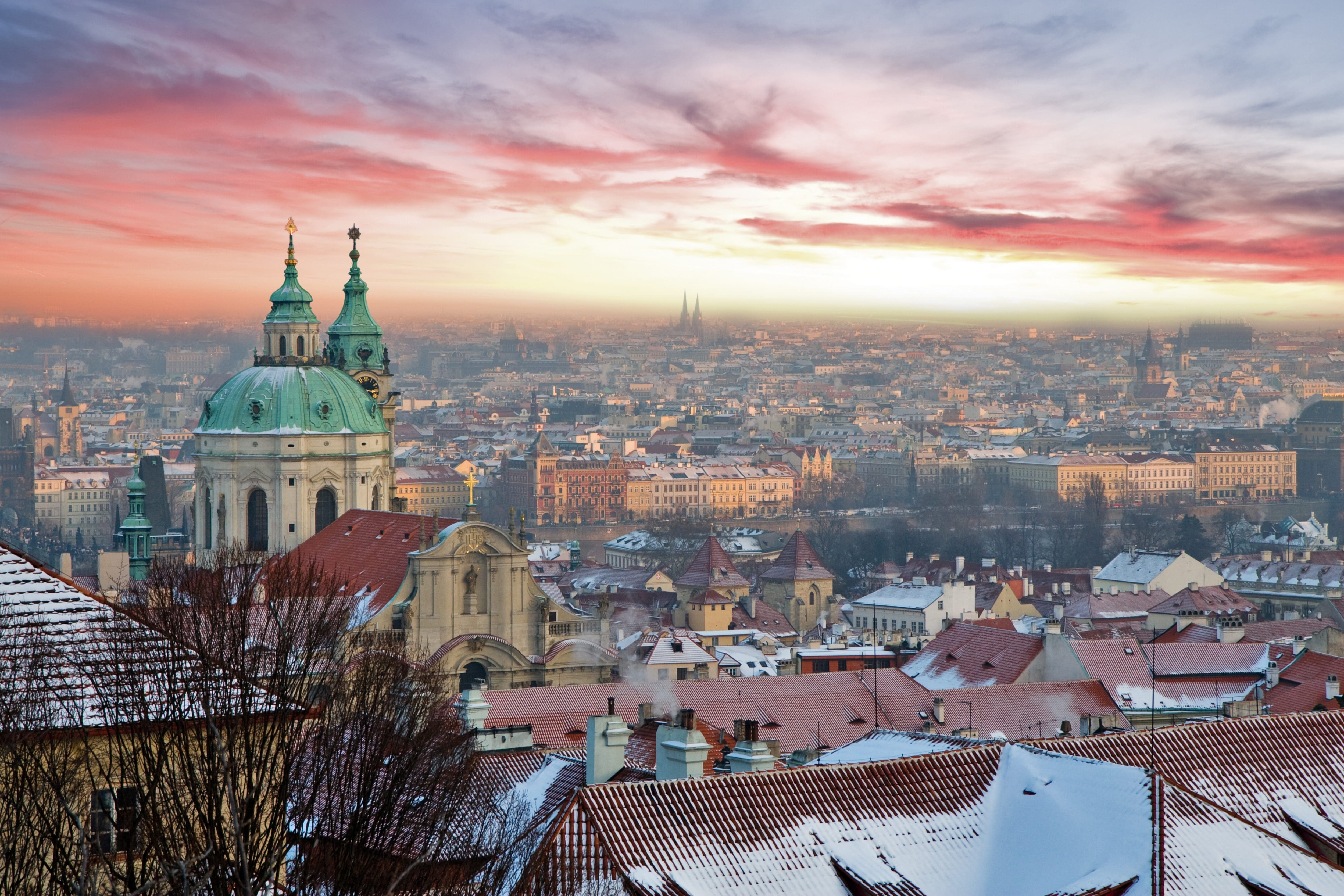 La ciudad de Praga con el cielo rosado