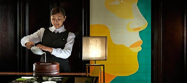 台北文华东方酒店员工正在倒茶。