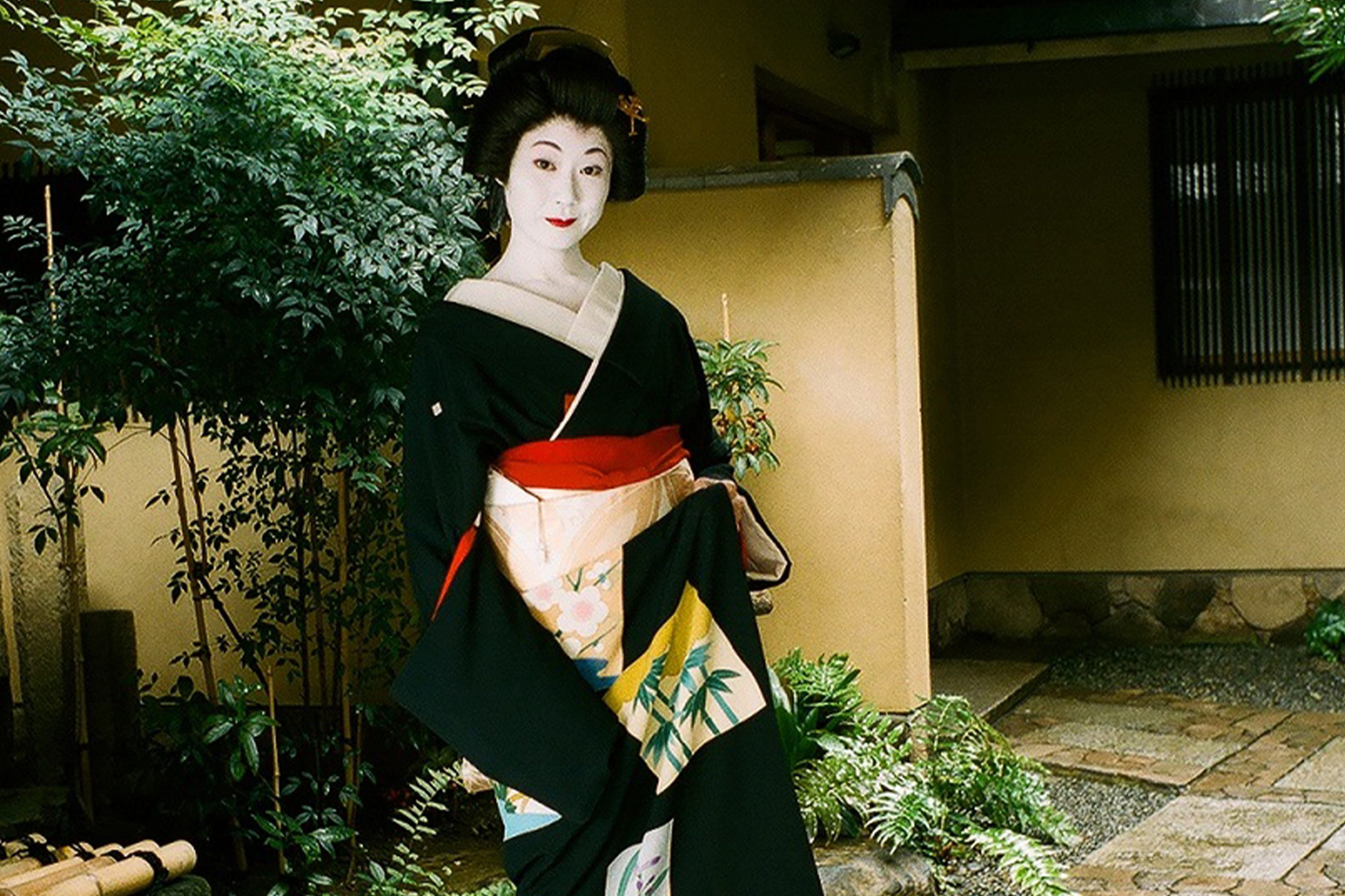 Enjoy a Geisha performance with Kaiseki meal